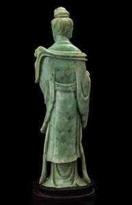 Grande e rara figura di dama con strumento musicale scolpita in giada Celadon, Cina, Dinastia Qing, marca e del periodo Qianlong (1736-1796)  - Asta Fine chinese works of art - Associazione Nazionale - Case d'Asta italiane