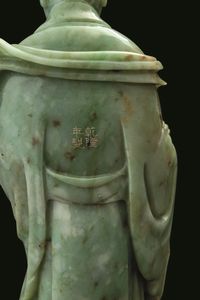 Grande e rara figura di dama con strumento musicale scolpita in giada Celadon, Cina, Dinastia Qing, marca e del periodo Qianlong (1736-1796)  - Asta Fine chinese works of art - Associazione Nazionale - Case d'Asta italiane