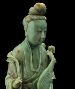 Grande e rara figura di dama con strumento musicale scolpita in giada Celadon, Cina, Dinastia Qing, marca e del periodo Qianlong (1736-1796)  - Asta Fine chinese works of art - Associazione Nazionale - Case d'Asta italiane