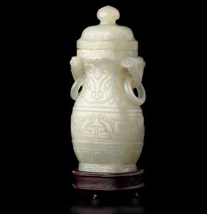 Piccolo vaso scolpito in giada bianca con coperchio, anse ad anello e decori incisi d'ispirazione arcaica, Cina, Dinastia Qing, XIX secolo  - Asta Fine chinese works of art - Associazione Nazionale - Case d'Asta italiane