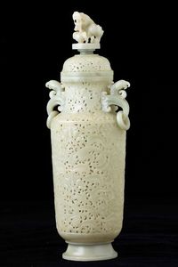 Vaso scolpito in giada Celadon in stile Moghul con decoro vegetale a traforo, anse ad anello e presa del coperchio a foggia di draghetto, Cina, Dinastia Qing, XIX secolo  - Asta Fine chinese works of art - Associazione Nazionale - Case d'Asta italiane