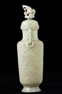 Vaso scolpito in giada Celadon in stile Moghul con decoro vegetale a traforo, anse ad anello e presa del coperchio a foggia di draghetto, Cina, Dinastia Qing, XIX secolo  - Asta Fine chinese works of art - Associazione Nazionale - Case d'Asta italiane