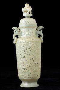 Vaso scolpito in giada Celadon in stile Moghul con decoro vegetale a traforo, anse ad anello e presa del coperchio a foggia di draghetto, Cina, Dinastia Qing, XIX secolo  - Asta Fine chinese works of art - Associazione Nazionale - Case d'Asta italiane