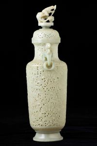 Vaso scolpito in giada Celadon in stile Moghul con decoro vegetale a traforo, anse ad anello e presa del coperchio a foggia di draghetto, Cina, Dinastia Qing, XIX secolo  - Asta Fine chinese works of art - Associazione Nazionale - Case d'Asta italiane