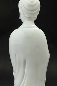 Figura di Guanyin stante in porcellana Blanc de Chine, Dehua, Cina, Dinastia Qing, epoca Qianlong (1736-1796)  - Asta Fine chinese works of art - Associazione Nazionale - Case d'Asta italiane