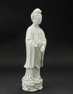 Figura di Guanyin stante in porcellana Blanc de Chine, Dehua, Cina, Dinastia Qing, epoca Qianlong (1736-1796)  - Asta Fine chinese works of art - Associazione Nazionale - Case d'Asta italiane