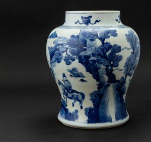 Vaso in porcellana bianca e blu con figure di cavalieri entro paesaggio e simboli taoisti, Cina, Dinastia Qing, epoca Kangxi (1662-1722)  - Asta Fine chinese works of art - Associazione Nazionale - Case d'Asta italiane