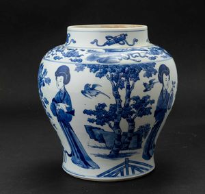 Vaso in porcellana bianca e blu con figure di fanciulle e simboli taoisti, Cina, Dinastia Qing, epoca Kangxi (1662-1722)  - Asta Fine chinese works of art - Associazione Nazionale - Case d'Asta italiane