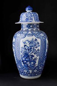 Potiche in porcellana bianca e blu con decori floreali e scene naturalistiche entro riserve, Cina, Dinastia Qing, epoca Kangxi (1662-1722)  - Asta Fine chinese works of art - Associazione Nazionale - Case d'Asta italiane