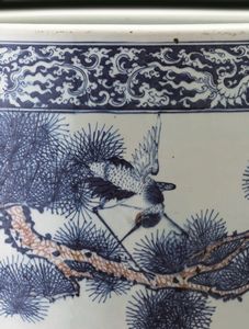 Grande e straordinaria giardiniera in porcellana a decoro blu e rosso ferro sotto smalto con raffigurazione naturalistica di uccellini tra rami in fiore, Cina, Dinastia Qing, epoca Kangxi (1662-1722)  - Asta Fine chinese works of art - Associazione Nazionale - Case d'Asta italiane