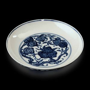 Piatto in porcellana bianca e blu con decoro centrale di pesche, Cina, Dinastia Qing, XIX secolo  - Asta Fine chinese works of art - Associazione Nazionale - Case d'Asta italiane