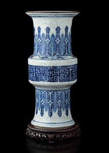 Vaso Gu in porcellana con decoro d'ispirazione arcaica sui toni del bianco e del blu, Cina, Dinastia Qing, XIX secolo  - Asta Fine chinese works of art - Associazione Nazionale - Case d'Asta italiane