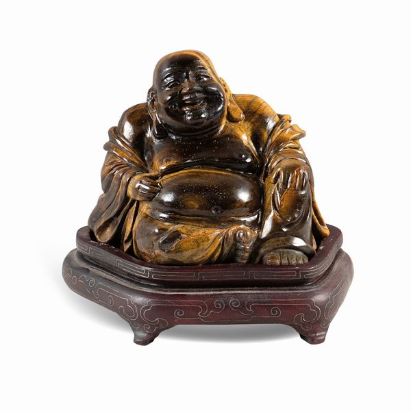 Figura di Buddha scolpita in occhio di tigre  - Asta Da Importanti Collezioni Romane - Associazione Nazionale - Case d'Asta italiane