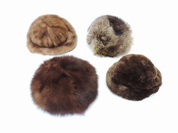 Quattro cappelli in pelliccia marrone  - Asta Abiti e accessori vintage  - Associazione Nazionale - Case d'Asta italiane