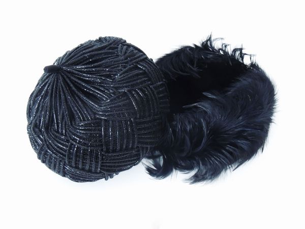 Due cappelli in rafia, nylon, velluto e piume nere  - Asta Abiti e accessori vintage  - Associazione Nazionale - Case d'Asta italiane