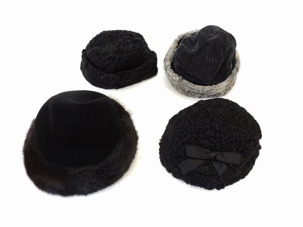 Quattro cappelli in astrakan e velluto nero  - Asta Abiti e accessori vintage  - Associazione Nazionale - Case d'Asta italiane