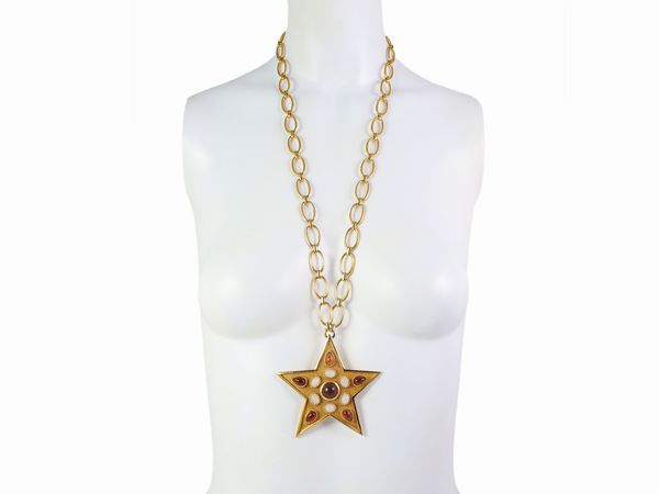 Collana in metallo dorato e vetro, Trifari  - Asta Abiti e accessori vintage  - Associazione Nazionale - Case d'Asta italiane