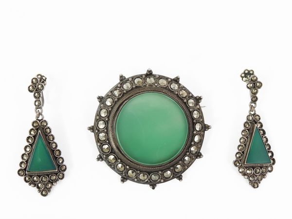 Demi parure in metallo brunito, strass di marcassite e vetro verde  - Asta Abiti e accessori vintage  - Associazione Nazionale - Case d'Asta italiane