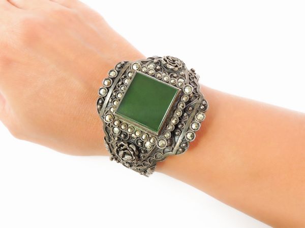 Bracciale rigido  in argento brunito, strass di marcassite e vetro verde  - Asta Abiti e accessori vintage  - Associazione Nazionale - Case d'Asta italiane