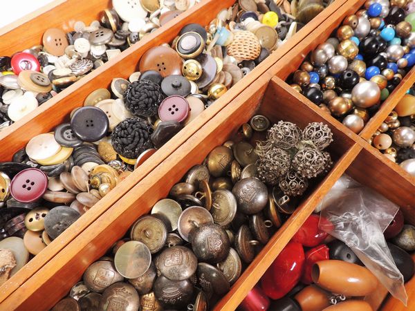 Lotto di bottoni, collane e componenti per bijoux  - Asta Abiti e accessori vintage  - Associazione Nazionale - Case d'Asta italiane