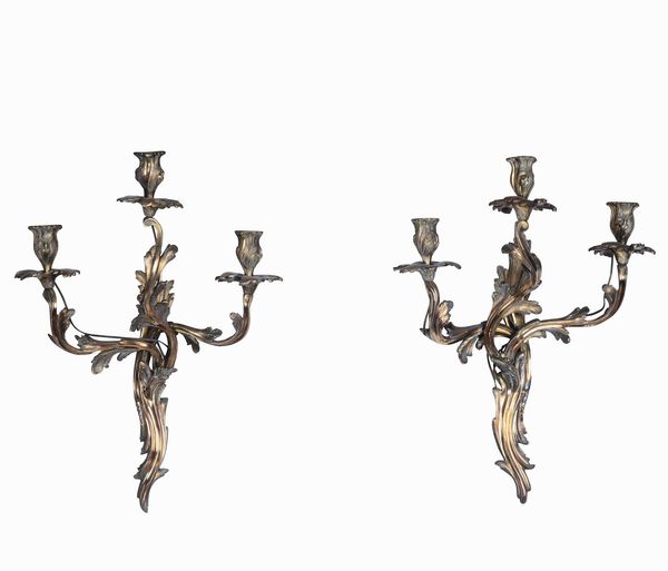 Coppia di appliques a tre luci in bronzo dorato, XX secolo  - Asta Antiquariato Ottobre  - Associazione Nazionale - Case d'Asta italiane