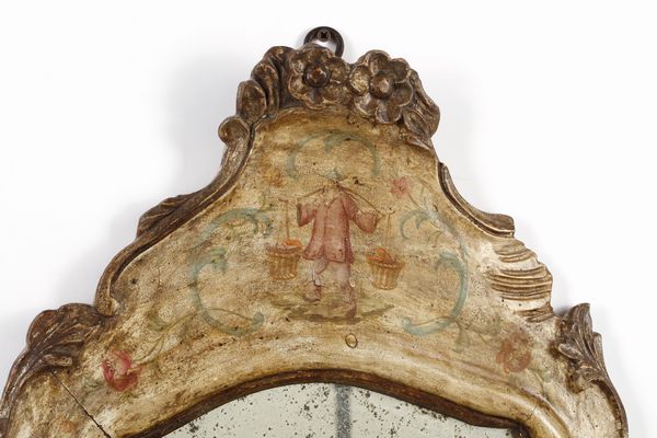 MANIFATTURA VENEZIANA DEL XVIII SECOLO : Specchiera da tavolo in legno laccato e parzialmente dorato, cimasa decorata a motivi floreali intagliati, decoro in lacca con fiori e figure orientali  - Asta Asta 379 | ARTE ANTICA E DEL XIX SECOLO - Dipinti antichi e antiquariato  Online - Associazione Nazionale - Case d'Asta italiane