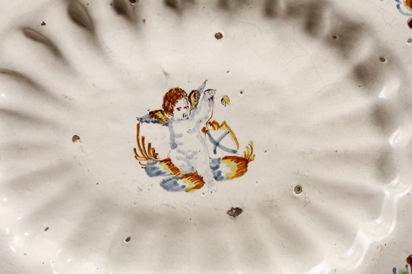 MANIFATTURA CENTROITALIANA DEL XVII SECOLO : Piatto ovale in maiolica compendiaria con putto al centro e ghirlanda lungo il bordo  - Asta Asta 379 | ARTE ANTICA E DEL XIX SECOLO - Dipinti antichi e antiquariato  Online - Associazione Nazionale - Case d'Asta italiane