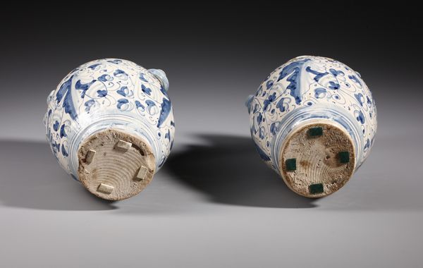 MANIFATTURA DI MONTELUPO DEL XVII SECOLO : Due orcioli in maiolica policroma di forma ovoidale e versatoio a tubetto, decoro a foglie di quercia in azzurro  - Asta Asta 379 | ARTE ANTICA E DEL XIX SECOLO - Dipinti antichi e antiquariato  Online - Associazione Nazionale - Case d'Asta italiane