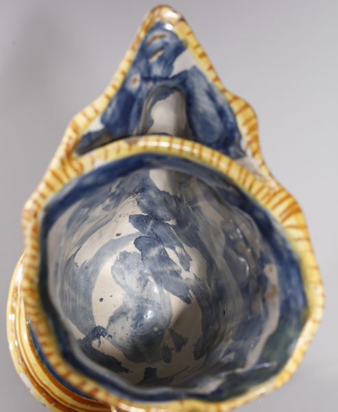 MANIFATTURA DI DERUTA : Versatoio in maiolica policroma con decorazioni a raffaellesche in stile rinascimentale  - Asta Asta 379 | ARTE ANTICA E DEL XIX SECOLO - Dipinti antichi e antiquariato  Online - Associazione Nazionale - Case d'Asta italiane