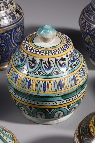 MANIFATTURA DEL XIX-XX SECOLO : Gruppo di sette contenitori in maiolica policroma a decori geometrici  - Asta Asta 379 | ARTE ANTICA E DEL XIX SECOLO - Dipinti antichi e antiquariato  Online - Associazione Nazionale - Case d'Asta italiane