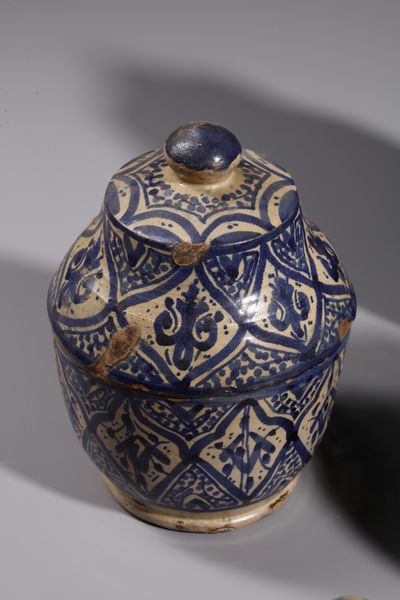 MANIFATTURA DEL XIX-XX SECOLO : Gruppo di sette contenitori in maiolica policroma a decori geometrici  - Asta Asta 379 | ARTE ANTICA E DEL XIX SECOLO - Dipinti antichi e antiquariato  Online - Associazione Nazionale - Case d'Asta italiane