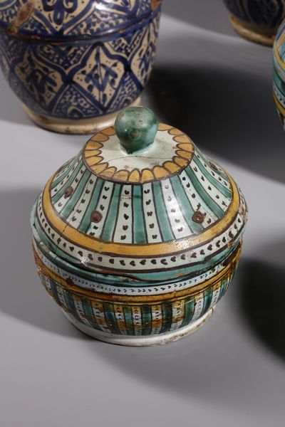 MANIFATTURA DEL XIX-XX SECOLO : Gruppo di sette contenitori in maiolica policroma a decori geometrici  - Asta Asta 379 | ARTE ANTICA E DEL XIX SECOLO - Dipinti antichi e antiquariato  Online - Associazione Nazionale - Case d'Asta italiane