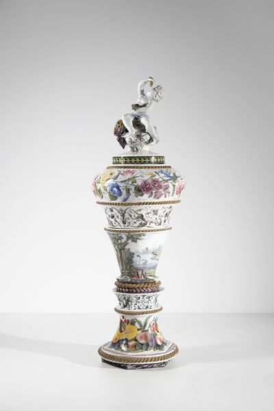 MANIFATTURA BARETTONI, NOVE, INIZI DEL XX SECOLO : Attribuito a. Grande vaso in ceramica dipinta con decorazioni di fiori e frutti e paesaggio naturale con volatili nella parte centrale, sormontato da figura di putto che mangia l'uva  - Asta Asta 379 | ARTE ANTICA E DEL XIX SECOLO - Dipinti antichi e antiquariato  Online - Associazione Nazionale - Case d'Asta italiane