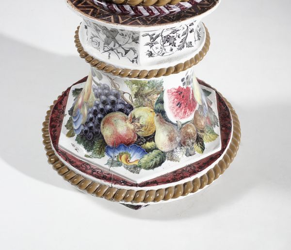 MANIFATTURA BARETTONI, NOVE, INIZI DEL XX SECOLO : Attribuito a. Grande vaso in ceramica dipinta con decorazioni di fiori e frutti e paesaggio naturale con volatili nella parte centrale, sormontato da figura di putto che mangia l'uva  - Asta Asta 379 | ARTE ANTICA E DEL XIX SECOLO - Dipinti antichi e antiquariato  Online - Associazione Nazionale - Case d'Asta italiane