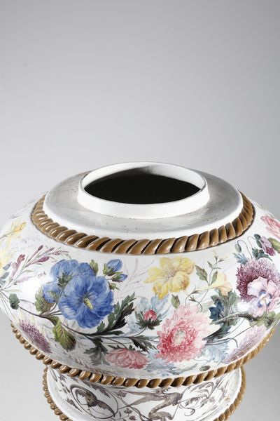 MANIFATTURA BARETTONI, NOVE, INIZI DEL XX SECOLO : Attribuito a. Grande vaso in ceramica dipinta con decorazioni di fiori e frutti e paesaggio naturale con volatili nella parte centrale, sormontato da figura di putto che mangia l'uva  - Asta Asta 379 | ARTE ANTICA E DEL XIX SECOLO - Dipinti antichi e antiquariato  Online - Associazione Nazionale - Case d'Asta italiane