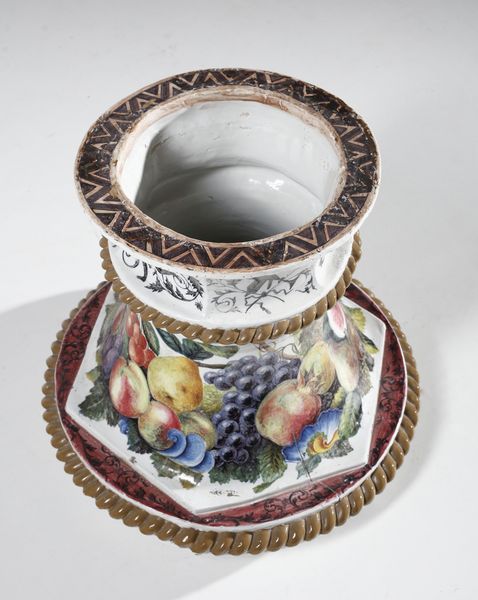 MANIFATTURA BARETTONI, NOVE, INIZI DEL XX SECOLO : Attribuito a. Grande vaso in ceramica dipinta con decorazioni di fiori e frutti e paesaggio naturale con volatili nella parte centrale, sormontato da figura di putto che mangia l'uva  - Asta Asta 379 | ARTE ANTICA E DEL XIX SECOLO - Dipinti antichi e antiquariato  Online - Associazione Nazionale - Case d'Asta italiane