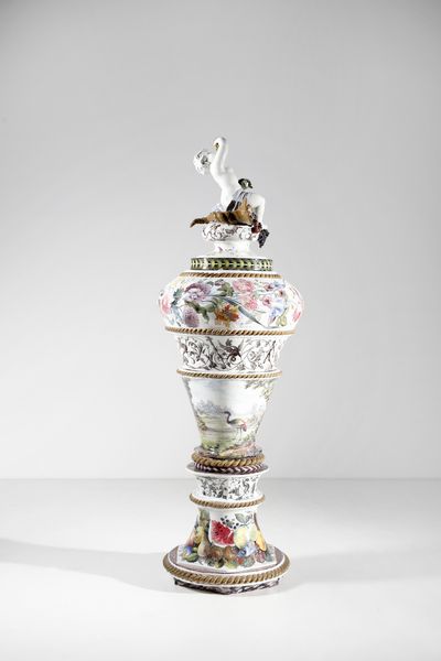 MANIFATTURA BARETTONI, NOVE, INIZI DEL XX SECOLO : Attribuito a. Grande vaso in ceramica dipinta con decorazioni di fiori e frutti e paesaggio naturale con volatili nella parte centrale, sormontato da figura di putto che mangia l'uva  - Asta Asta 379 | ARTE ANTICA E DEL XIX SECOLO - Dipinti antichi e antiquariato  Online - Associazione Nazionale - Case d'Asta italiane