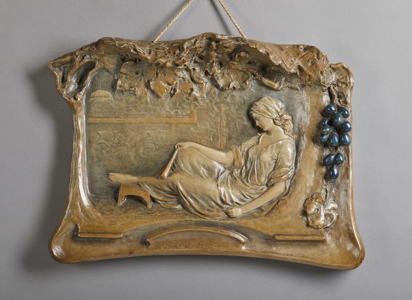 MANIFATTURA FRANCESE DEGLI INIZI DEL XX SECOLO : Coppia di placche in terracotta smaltata con figure e decori in stile Art Nouveau  - Asta Asta 379 | ARTE ANTICA E DEL XIX SECOLO - Dipinti antichi e antiquariato  Online - Associazione Nazionale - Case d'Asta italiane