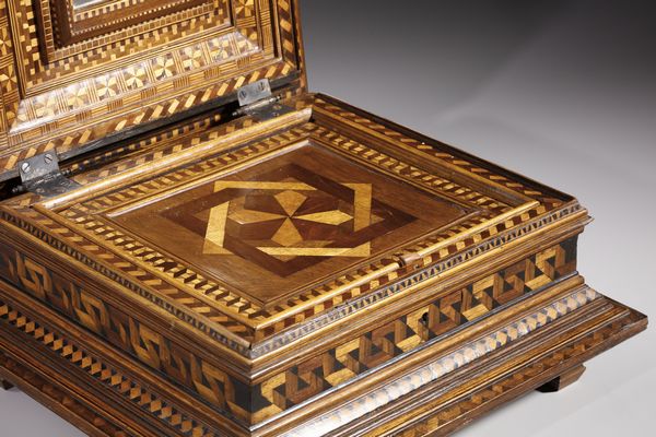 MANIFATTURA DEL XIX SECOLO : Cofanetto in legno scolpito e decorato con intarsi geometrici  - Asta Asta 379 | ARTE ANTICA E DEL XIX SECOLO - Dipinti antichi e antiquariato  Online - Associazione Nazionale - Case d'Asta italiane