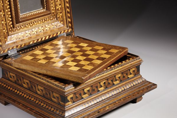 MANIFATTURA DEL XIX SECOLO : Cofanetto in legno scolpito e decorato con intarsi geometrici  - Asta Asta 379 | ARTE ANTICA E DEL XIX SECOLO - Dipinti antichi e antiquariato  Online - Associazione Nazionale - Case d'Asta italiane