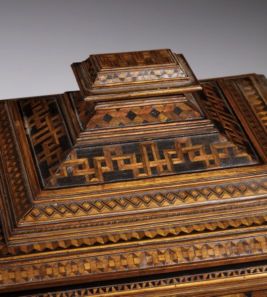 MANIFATTURA DEL XIX SECOLO : Cofanetto in legno scolpito e decorato con intarsi geometrici  - Asta Asta 379 | ARTE ANTICA E DEL XIX SECOLO - Dipinti antichi e antiquariato  Online - Associazione Nazionale - Case d'Asta italiane