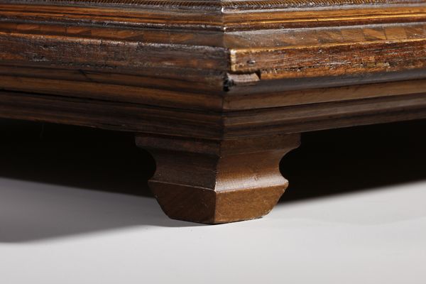 MANIFATTURA DEL XIX SECOLO : Cofanetto in legno scolpito e decorato con intarsi geometrici  - Asta Asta 379 | ARTE ANTICA E DEL XIX SECOLO - Dipinti antichi e antiquariato  Online - Associazione Nazionale - Case d'Asta italiane