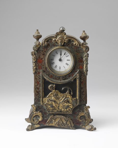 MANIFATTURA FRANCESE DEL XIX SECOLO : Orologio da tavolo boulle in legno intarsiato e dorato, decorato a motivi vegetali, cassa di forma architettonica sormontata da una testa di putto, parte inferiore decorata con una figura allegorica  - Asta Asta 379 | ARTE ANTICA E DEL XIX SECOLO - Dipinti antichi e antiquariato  Online - Associazione Nazionale - Case d'Asta italiane