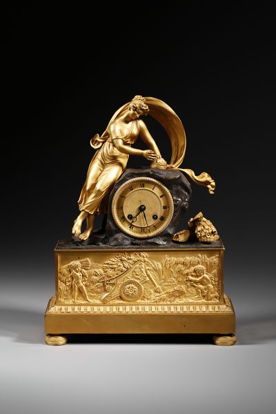 MANIFATTURA FRANCESE DEL XIX SECOLO : Pendola da tavolo in bronzo dorato con figura allegorica della Primavera sulla sommit e base incisa a bassorilievo sul fronte con una coppia di putti che miete il grano  - Asta Asta 379 | ARTE ANTICA E DEL XIX SECOLO - Dipinti antichi e antiquariato  Online - Associazione Nazionale - Case d'Asta italiane