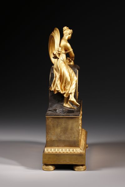 MANIFATTURA FRANCESE DEL XIX SECOLO : Pendola da tavolo in bronzo dorato con figura allegorica della Primavera sulla sommit e base incisa a bassorilievo sul fronte con una coppia di putti che miete il grano  - Asta Asta 379 | ARTE ANTICA E DEL XIX SECOLO - Dipinti antichi e antiquariato  Online - Associazione Nazionale - Case d'Asta italiane