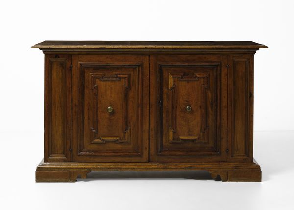 MANIFATTURA TOSCANA DEL XVII SECOLO : Credenza in legno di noce a due ante, fronte e fianchi pannellati e riquadrati, piedi a mensola  - Asta Asta 379 | ARTE ANTICA E DEL XIX SECOLO - Dipinti antichi e antiquariato  Online - Associazione Nazionale - Case d'Asta italiane