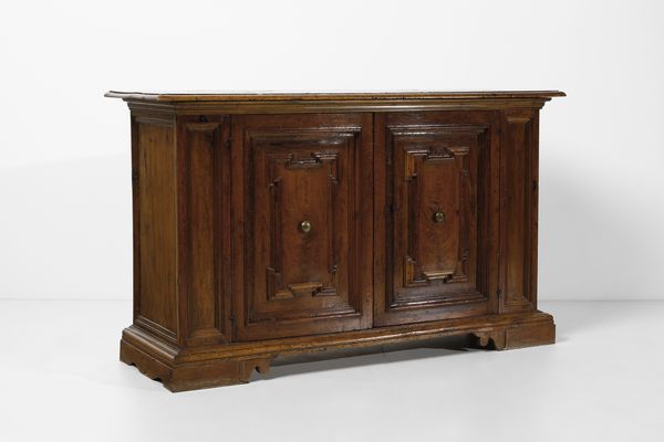 MANIFATTURA TOSCANA DEL XVII SECOLO : Credenza in legno di noce a due ante, fronte e fianchi pannellati e riquadrati, piedi a mensola  - Asta Asta 379 | ARTE ANTICA E DEL XIX SECOLO - Dipinti antichi e antiquariato  Online - Associazione Nazionale - Case d'Asta italiane