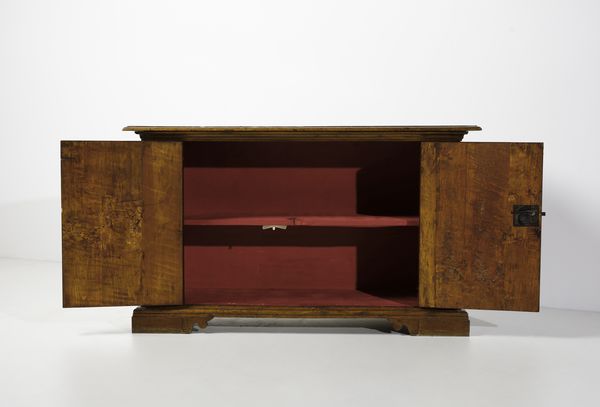 MANIFATTURA TOSCANA DEL XVII SECOLO : Credenza in legno di noce a due ante, fronte e fianchi pannellati e riquadrati, piedi a mensola  - Asta Asta 379 | ARTE ANTICA E DEL XIX SECOLO - Dipinti antichi e antiquariato  Online - Associazione Nazionale - Case d'Asta italiane