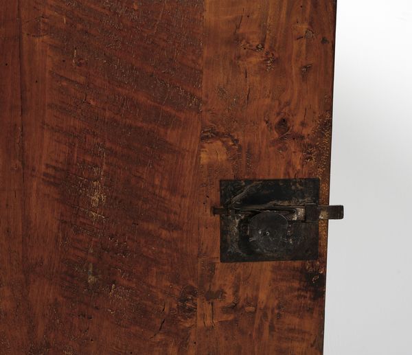 MANIFATTURA TOSCANA DEL XVII SECOLO : Credenza in legno di noce a due ante, fronte e fianchi pannellati e riquadrati, piedi a mensola  - Asta Asta 379 | ARTE ANTICA E DEL XIX SECOLO - Dipinti antichi e antiquariato  Online - Associazione Nazionale - Case d'Asta italiane