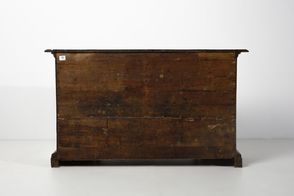 MANIFATTURA TOSCANA DEL XVII SECOLO : Credenza in legno di noce a due ante, fronte e fianchi pannellati e riquadrati, piedi a mensola  - Asta Asta 379 | ARTE ANTICA E DEL XIX SECOLO - Dipinti antichi e antiquariato  Online - Associazione Nazionale - Case d'Asta italiane